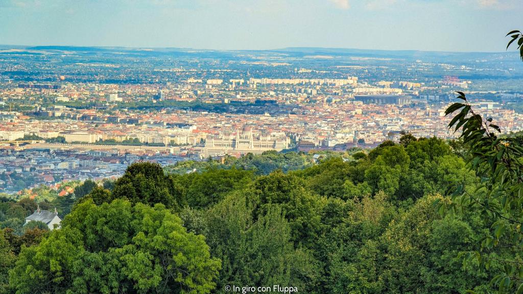 Zoom su Pest, vista dal parco Normafa.