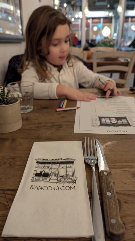 Bambina colora il menu mentre aspetta la pizza - Bianco43, Greenwich
