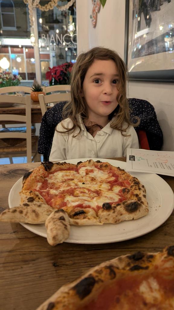 Vicky sorpresa della sua "bunny pizza" - PIzzeria Bianco43, Greenwich, Londra
