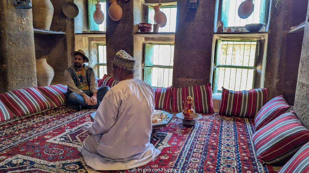 Datteri e caffé offerti dal padrone di casa nella Casa Museo di Bait Safah