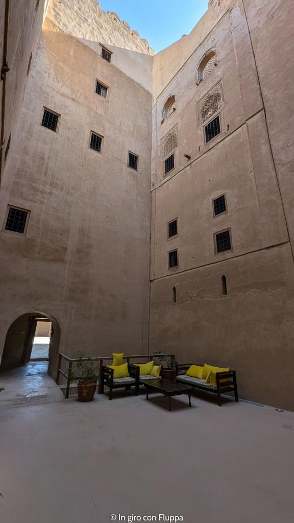 divani e cuscini colorati nel Jabreen Castle