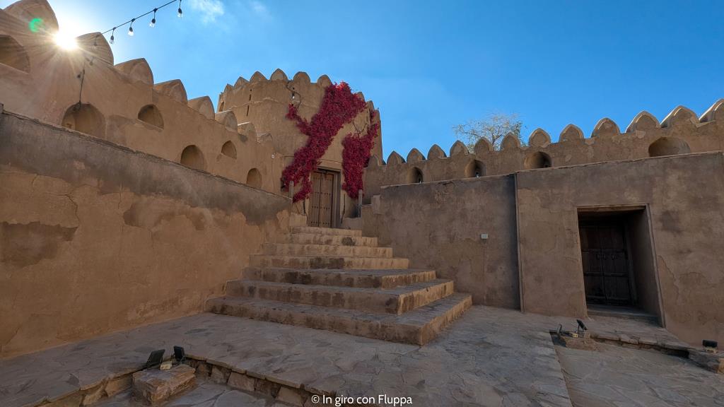 Pianta rampicante con fiori su una torre del Jabreen Castle