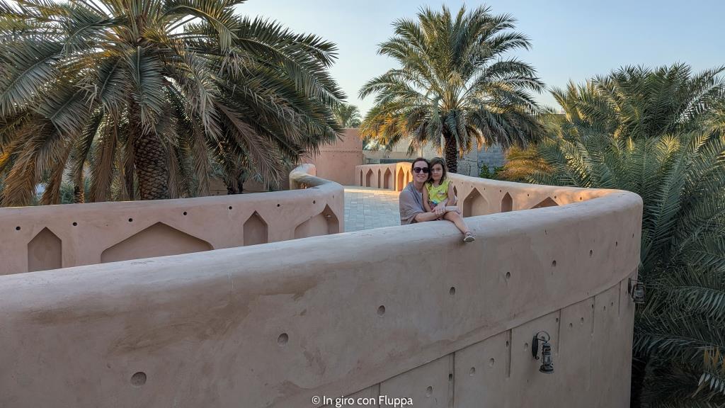 Fluppa e Vicky passeggiano sulle antiche mura di Nizwa