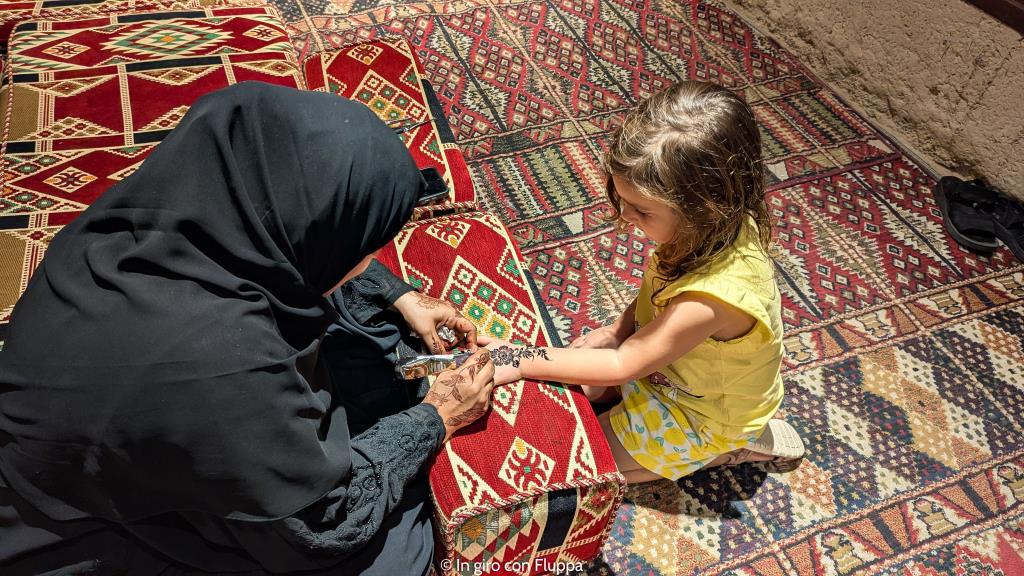 Donna omanita fa l'henna a Vicky