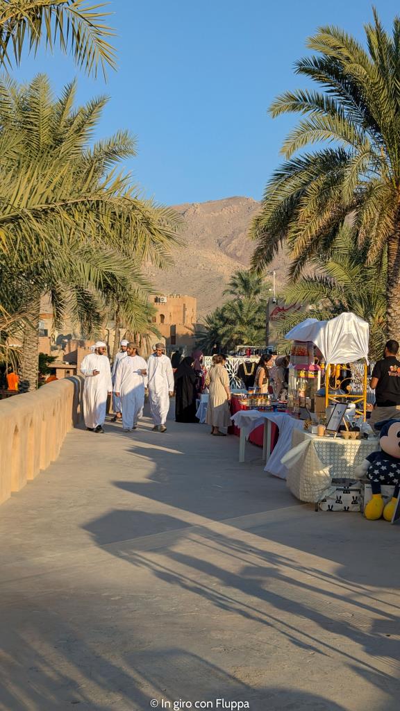 Omaniti passeggiano sulle antiche mura di Nizwa