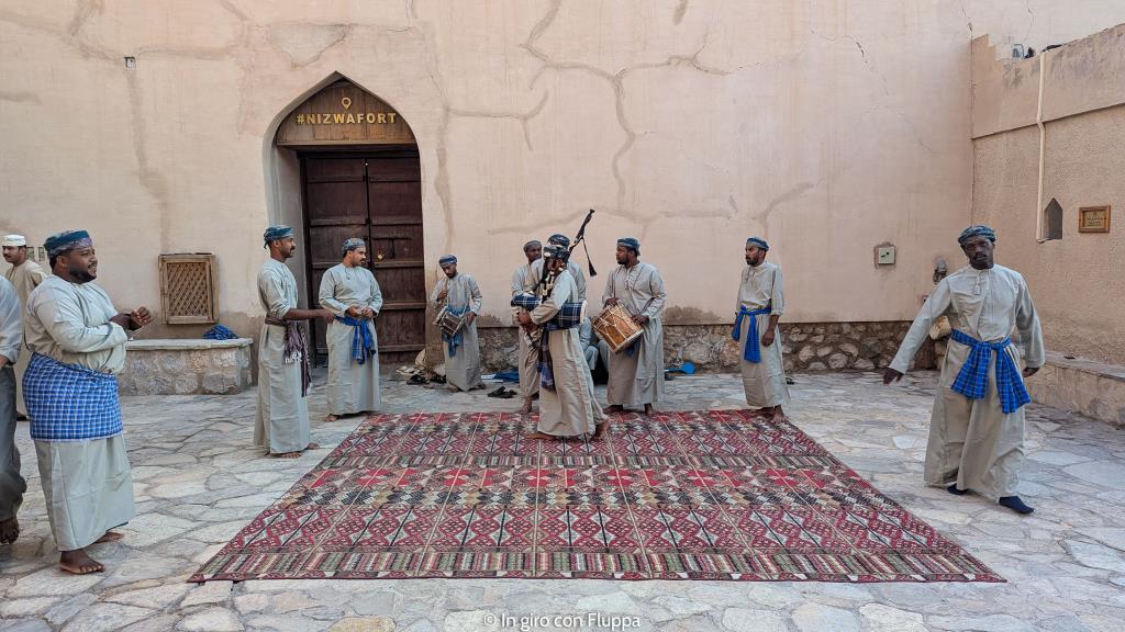 Uomini omaniti cantano e ballano all'interno del Forte di Nizwa