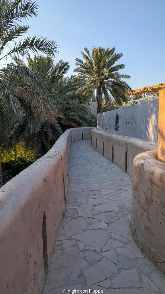Passeggiata sulle antiche mura di Nizwa
