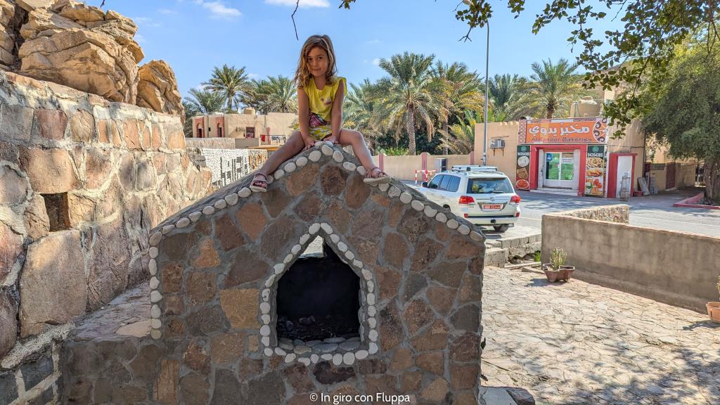 Vicky su una casina di roccia a Birkat Al Mouz