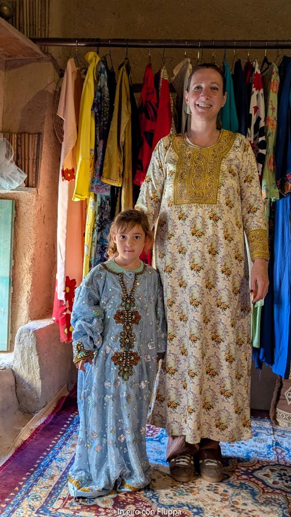 Vicky e Flavia provano i vestiti tipici omaniti nella Casa Museo di Bait Safah