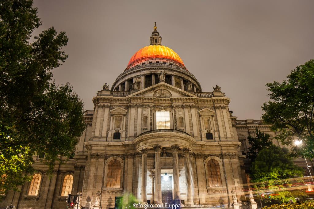 St.Paul's esterno cupola illuminata