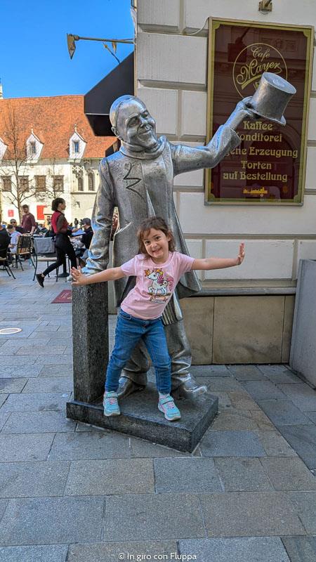 Schöne Náci, Bratislava