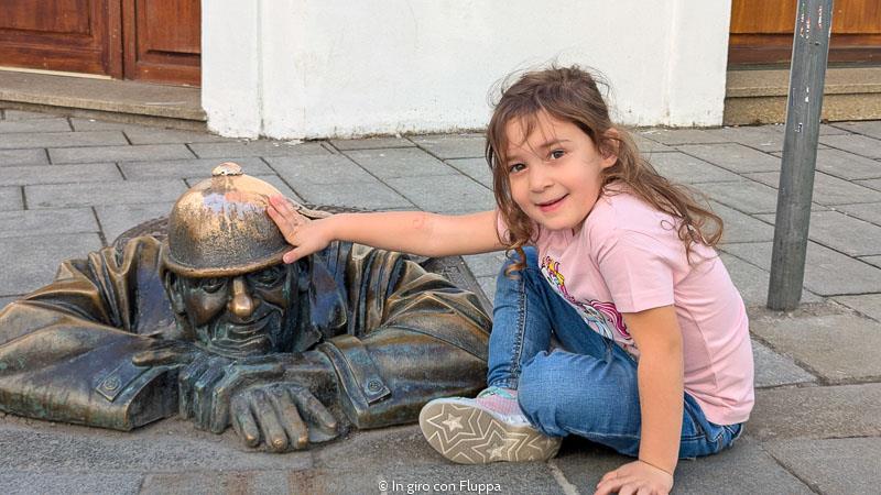 Vicky tocca la testa del Čumil a Bratislava