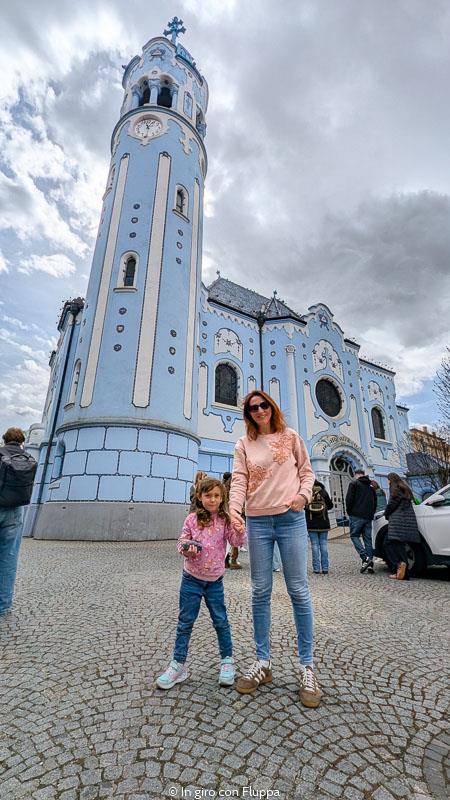 Fluppa e Vicky davanti alla Blue Church, Bratislava