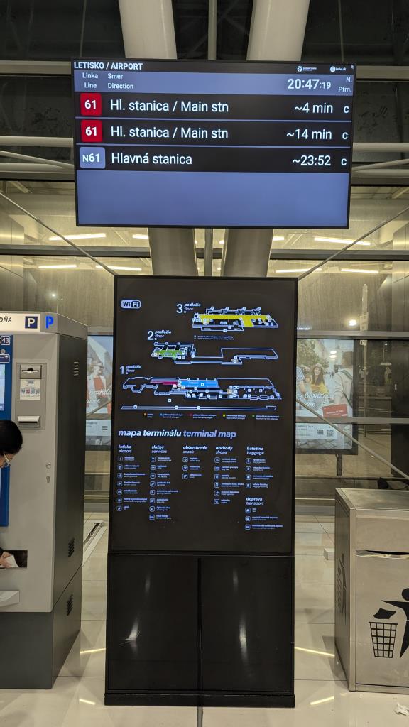 Schermo con partenze live del bus 61 in aeroporto a Bratislava