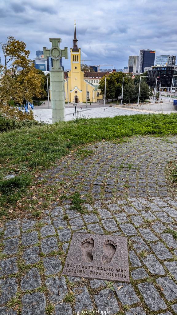 La Colonna della Vittoria della Guerra d'Indipendenza e impronte della Baltic Way a Tallinn