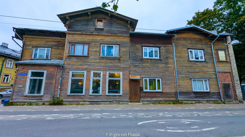 Case in legno colorate nel quartiere di Kalamaja, Tallinn