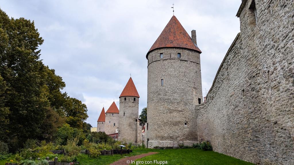 Nun Tower e mura medievali di Tallinn