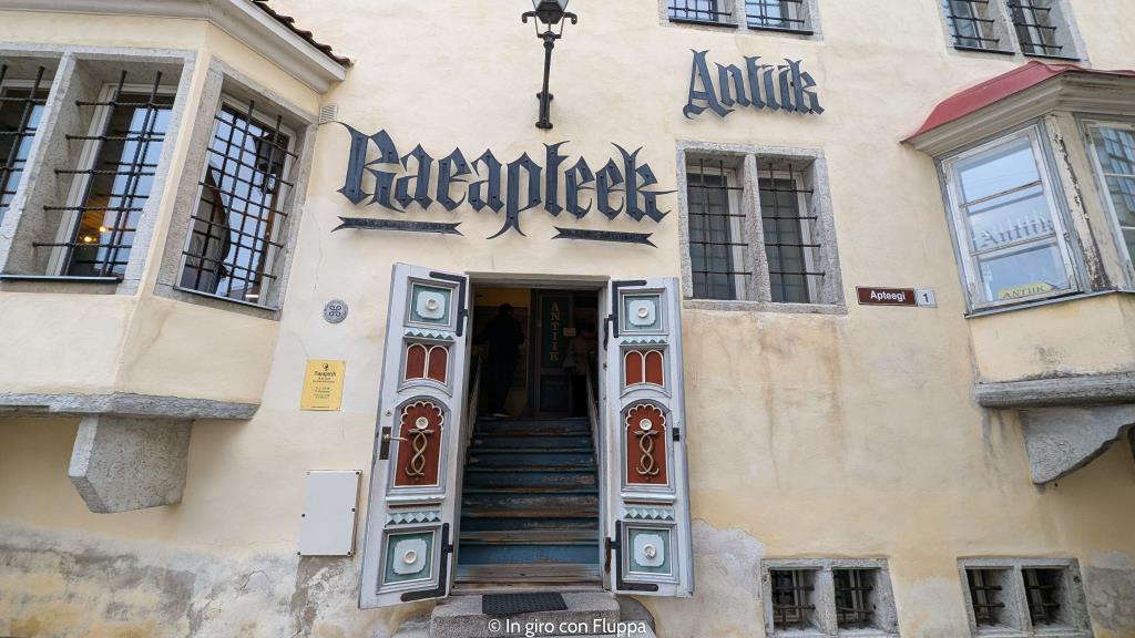 Ingresso della Farmacia del Municipio di Tallinn