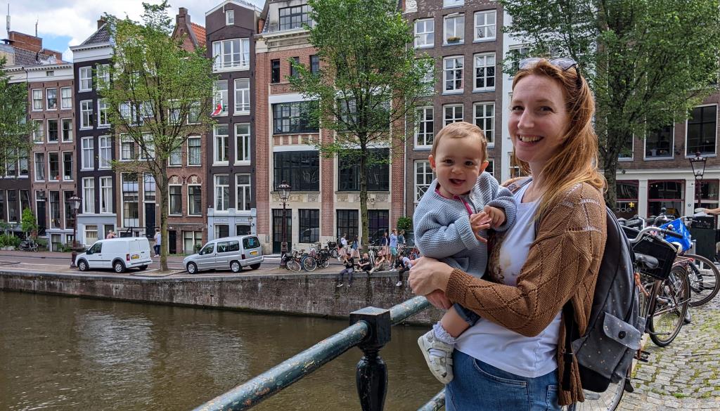 Fluppa con Vicky in braccio ad Amsterdam