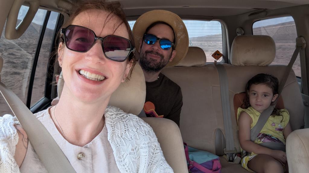 Flavia, Max e Vicky in auto in Oman