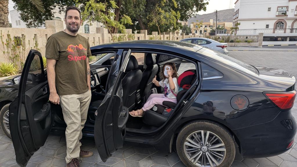 Max e Vicky con auto a noleggio in Oman