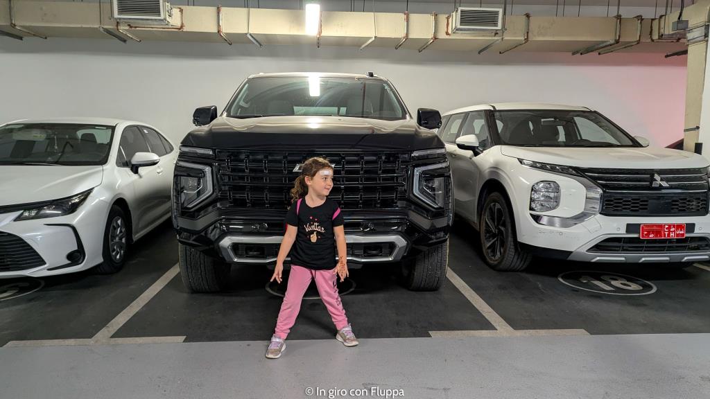 Vicky di fronte ad un SUV enorme in Oman
