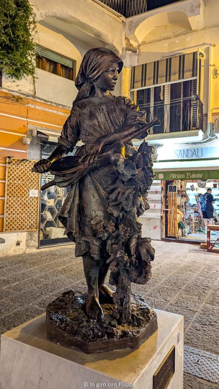 Statua della solfatrice a Forio d'Ischia