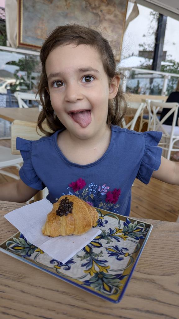 Vicky mangia un cornetto al cioccolato