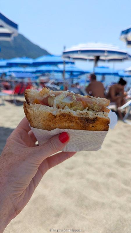 Zingara ischitana sulla spiaggia di Citara, Ischia