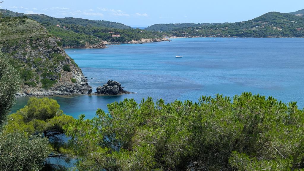 Uno dei tanti paesaggi che si vedono guidando lungo a costa dell'isola d'Elba