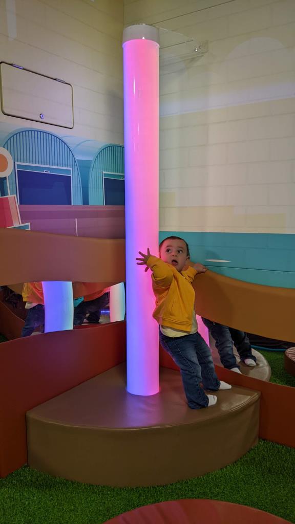 Vicky appoggiata ad una colonna luminosa nel Mudlarks Family Gallery