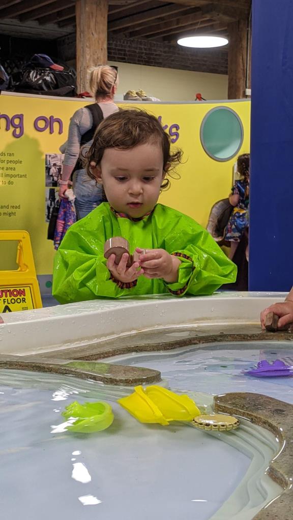 Vicky gioca con pesciolini di plastica nel Mudlarks Family Gallery