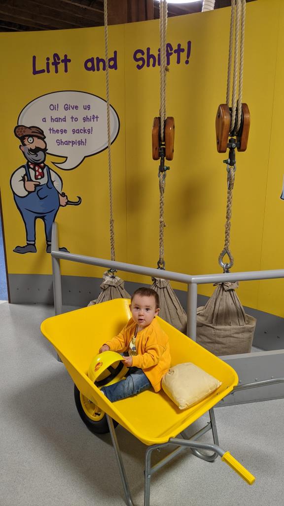 Vicky seduta in una carriola nel Mudlarks Family Gallery