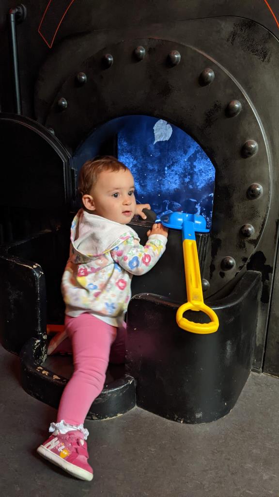 Vicky gioca con il carbone finto nell' Ahoy! Play area