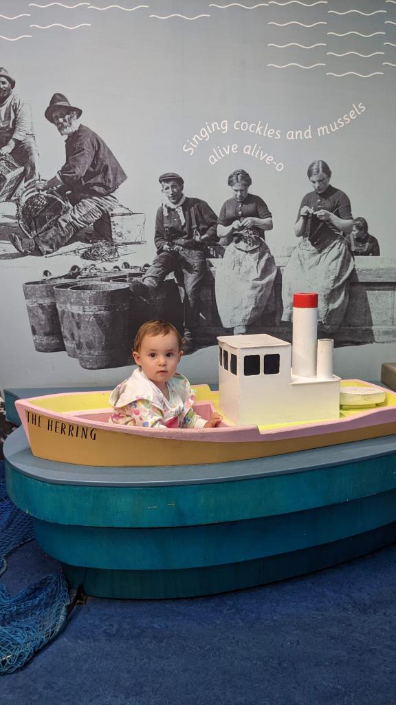 Vicky in una barchetta nell' Ahoy! Play area