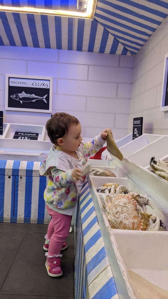 Vicky gioca in una pescheria finta nell' Ahoy! Play area