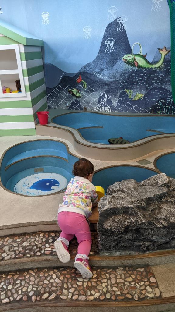 Vicky gioca con l'acqua nell' Ahoy! Play area