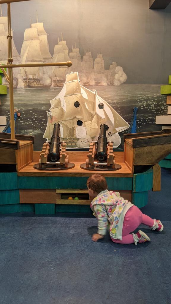 Vicky gattona nell' Ahoy! Play area