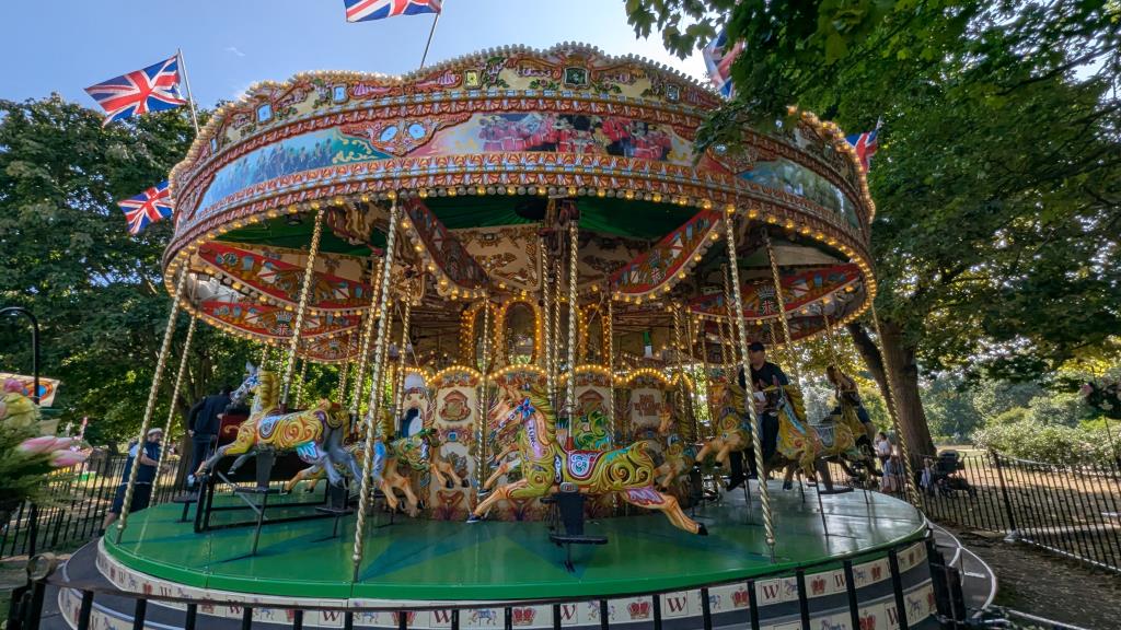 Giostra vicino al Diana Memorial Playground