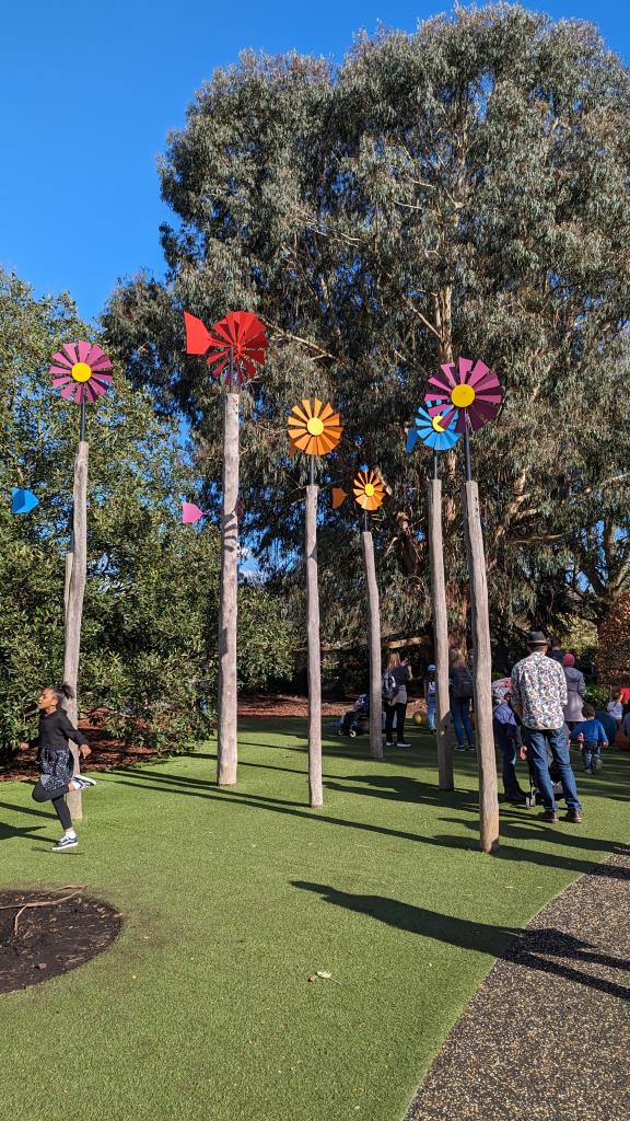 Pale eoliche a forma di fiori nel Kew’s Children’s Garden
