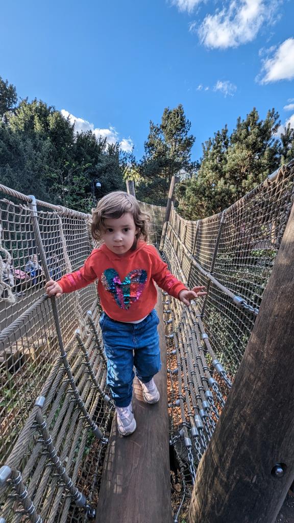 Vicky si arrampica nel Kew’s Children’s Garden