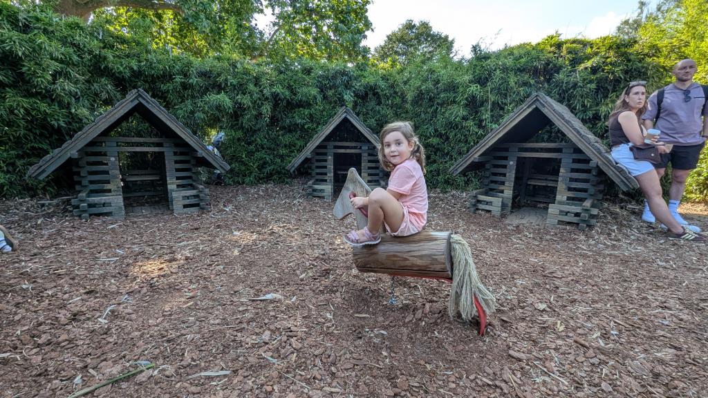 Vicky su un cavallino di legno, Diana Memorial Playground