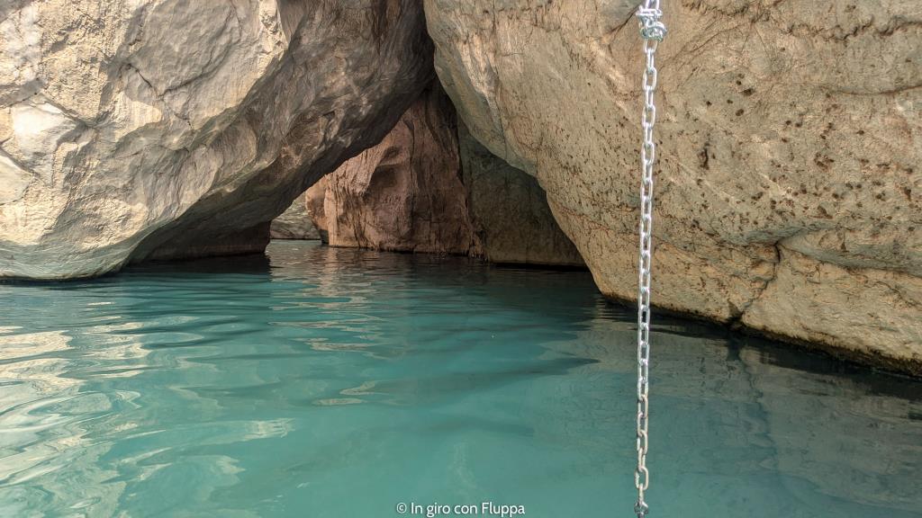 Acqua azzurra del Wadi Bani Khalid, Oman