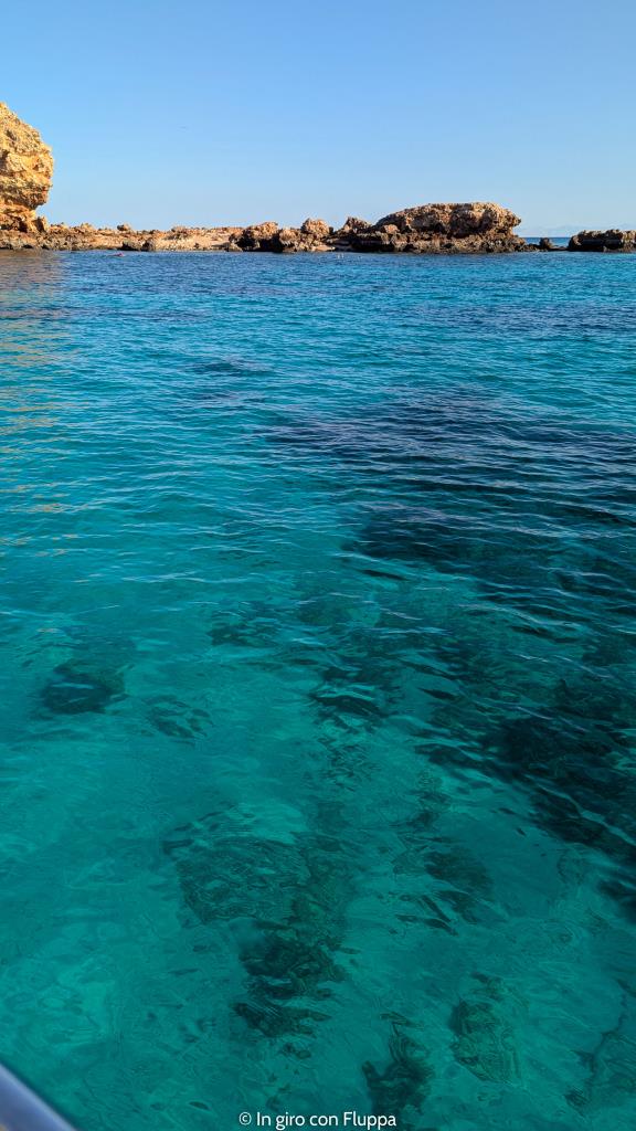 Acqua blu del mare delle Isole Dimaniyat, Oman
