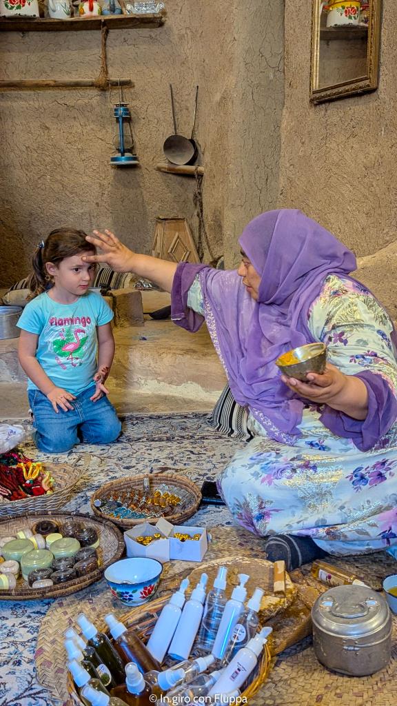 Dimostrazione creme e oli fatti a mano, casa-museo Bait Al Safah, Oman