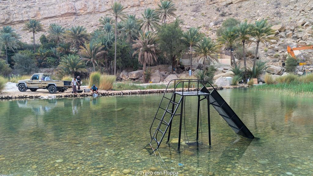 Scivolo nella prima piscina naturale del Wadi Bani Khalid, Oman