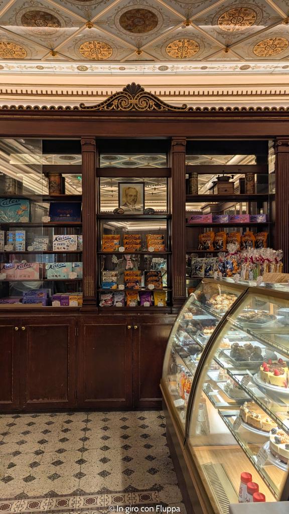 Café Maiasmokk, Tallinn - bancone con dolci e vetrina