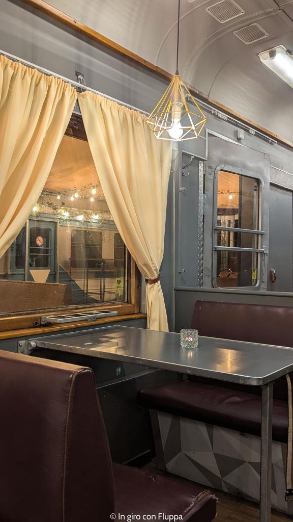 Peatus, Tallinn - tavolo con finestrino