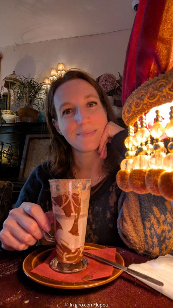 Pierre Chocolaterie, Tallinn - Fluppa beve una cioccolata calda