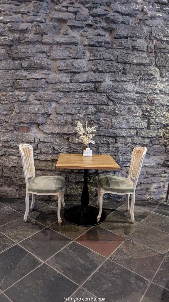 Hotel Rija Old Town Tallinn - tavolo con mura medievali